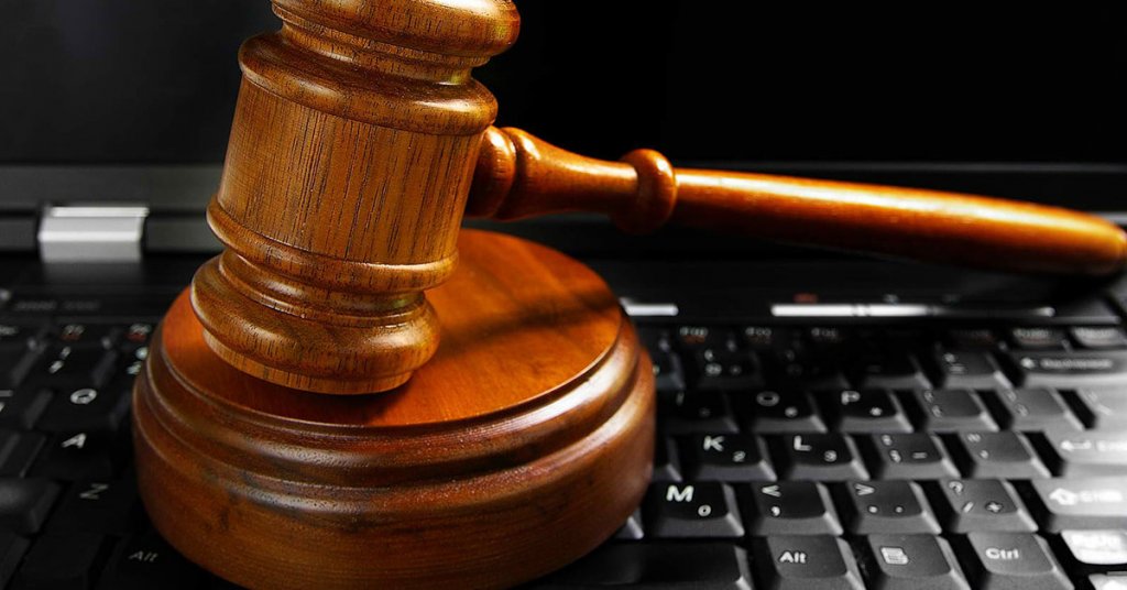 Online alışveriş için laptop ve telefon